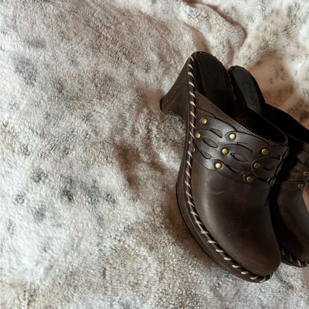 Frye - Picture 5 of 6